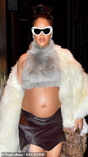 工作:蕾哈娜 (Rihanna) 以她典型的自信和态度走路,摇晃着她史前的外套,为炫目的晚会带来摩登原始人的俏皮感