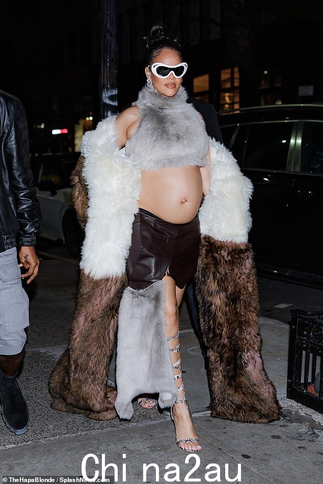 向女王致敬:周五晚上,35 岁的蕾哈娜 (Rihanna) 身着令人瞠目结舌的皮草大衣参加了一位亿万富翁的生日派对,她自豪地露出了隆起的肚子