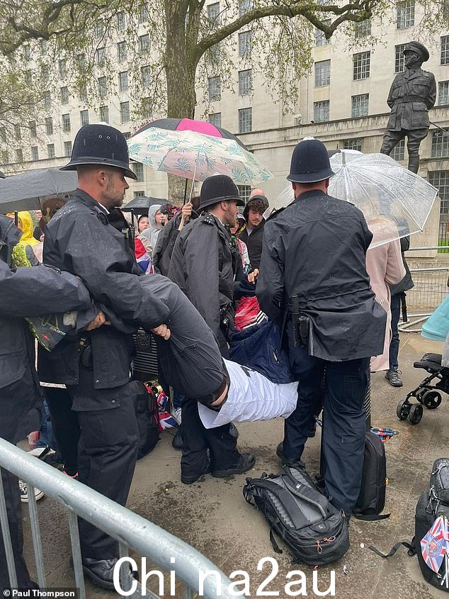 Just Stop Oil 抗议者被警察带走
