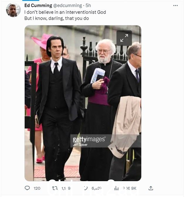 歌手 Nick Cave(左)被拍到与牧师一起享受加冕典礼