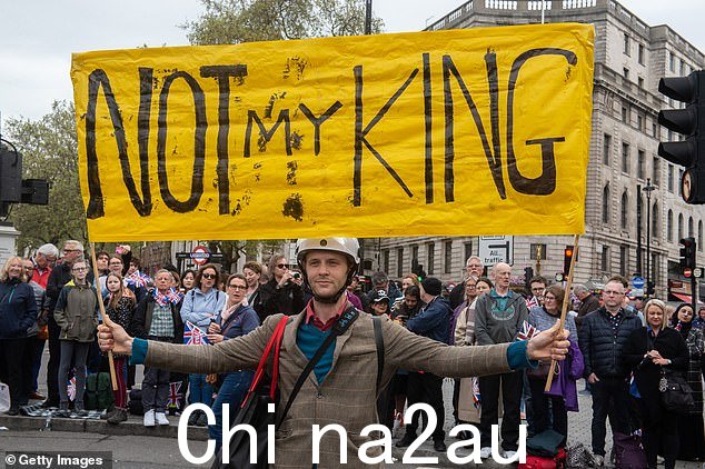 共和国抗议者今天聚集在特拉法拉格广场,要求选举产生国家元首,他们身穿黄色 T 恤以突出自己。由于担心生态狂热者也可能将这一历史性事件作为目标,预计今天将有多达 2,000 人参加抗议活动