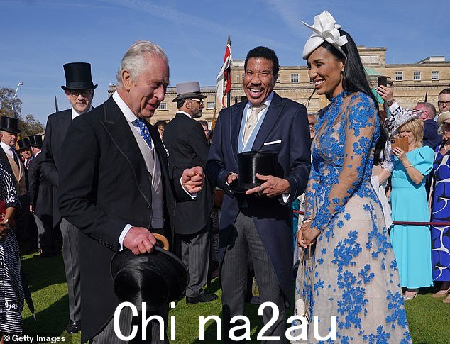三个人的陪伴:当索菲亚和埃利奥特在马尔代夫享受浪漫的蜜月时,莱昂内尔一直在英国准备加冕典礼(与查尔斯国王和女友丽莎帕里吉合影)