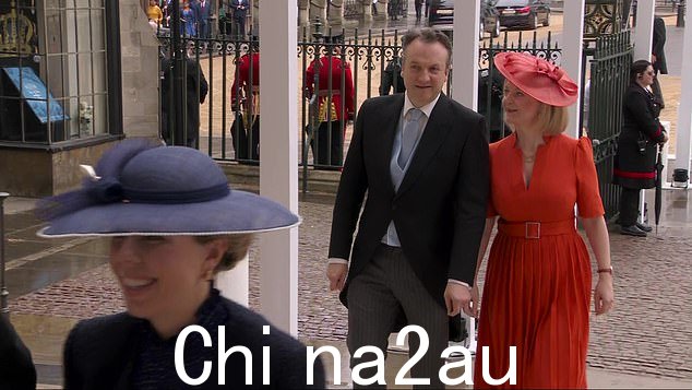 Liz Truss 和她的丈夫 Hugh 一起走到威斯敏斯特教堂参加加冕典礼