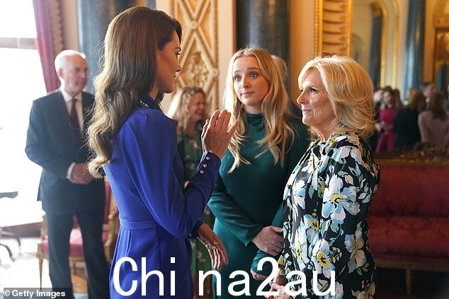 威尔士王妃与美国第一夫人吉尔拜登博士和她的孙女芬尼根拜登交谈