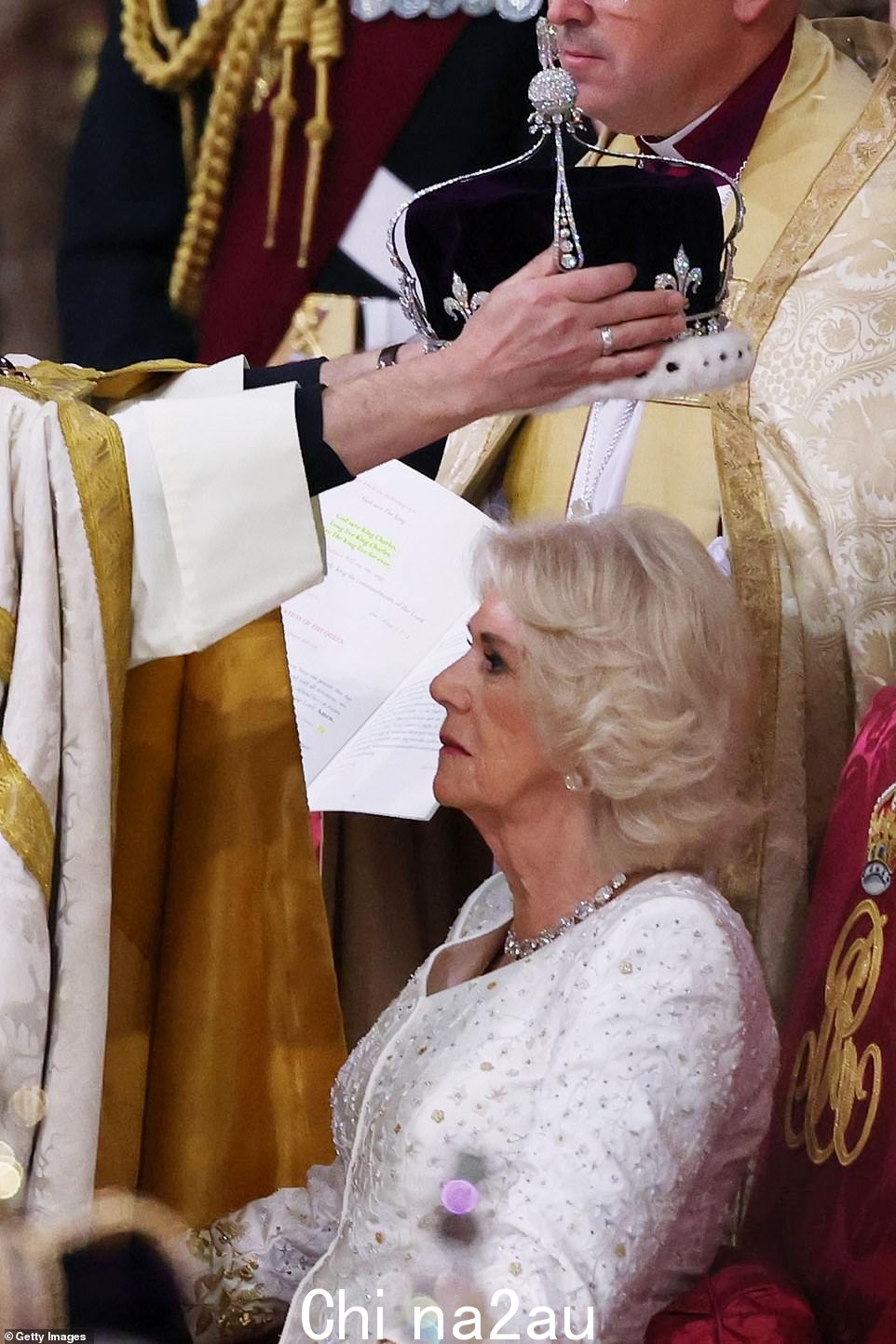 肢体语言专家 Carole Railton 告诉 FEMAIL Camilla 很“舒服”并且看起来“没有架子和优雅”(如图)