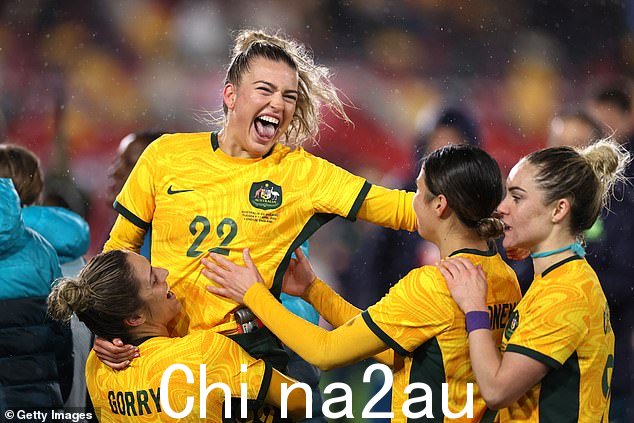 Matildas 球员在上个月战胜英格兰后与夏洛特格兰特(排名第 22)一起庆祝,因为球队正在为 7 月开始的世界杯做准备