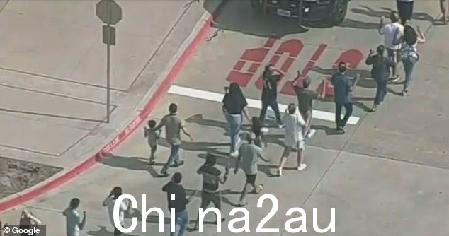 其他航拍视频显示市民被护送离开场所,许多人双手放在头上,看起来明显心烦意乱