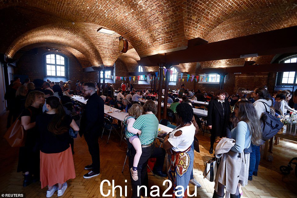 人们在抵达伦敦圣詹姆斯教堂参加庆祝英国国王查尔斯加冕典礼时排队
