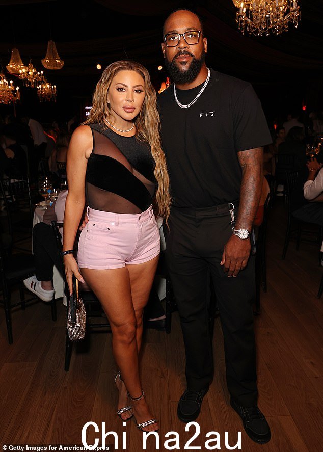 时尚:NBA 球星斯科蒂·皮蓬的前妻也穿了一条粉红色的 Mugler 牛仔短裤,臀部有两个黑色部分,以及配套的高跟鞋