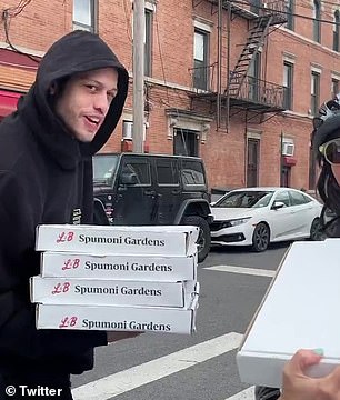 支持: 名人皮特·戴维森 (Pete Davidson) 和德鲁·巴里摩尔 (Drew Barrymore) 等人都表示了对罢工作家的支持。皮特星期五在纠察线上送了披萨