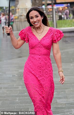 华丽:为了完成造型,Myleene 用一双金色防水台高跟鞋提高了她的身高