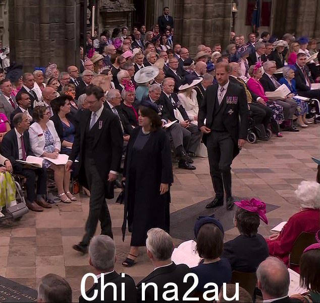 哈里王子走在ais独自在里面Westminster Abbey