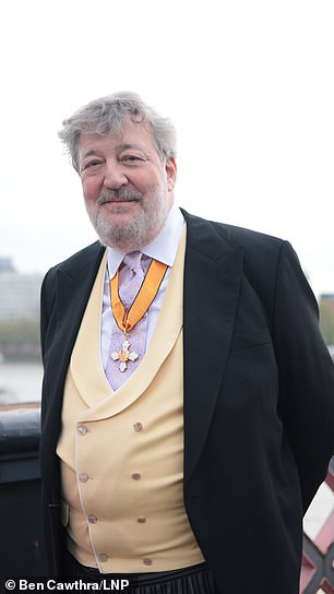 Stephen Fry 是最早加入修道院队列的名人之一