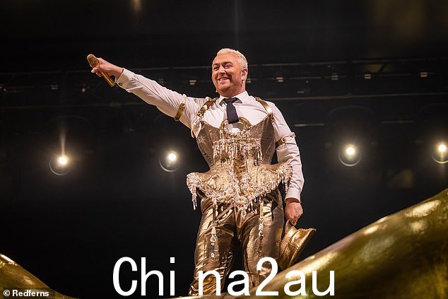 推迟:在 Sam 和他们的团队都病倒后,他们上周推迟了正在进行的 Gloria 巡回演出的两场演出。