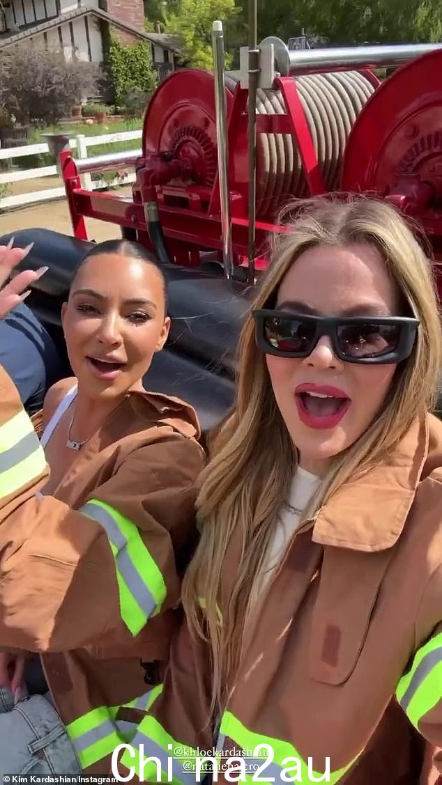 消防员! Kim Kardashian 和 Khloe 也被拍到身着消防员服装参加狂欢