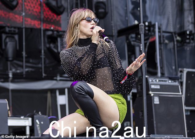 兴高采烈:Suki 似乎兴高采烈地在舞台上翩翩起舞,高唱几首热门歌曲