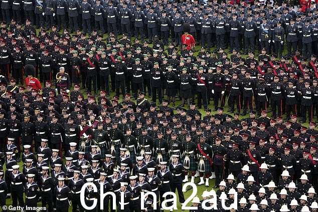 英国国王查理三世加冕后,武装部队成员在白金汉宫的草坪上列队