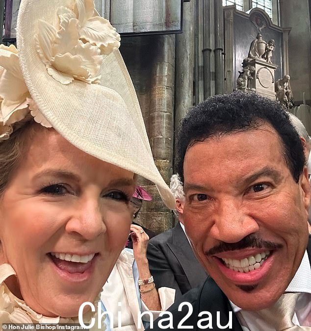 Julie Bishop 与美国创作歌手 Lionel Ritchie 在星期六查尔斯国王的加冕礼上合影