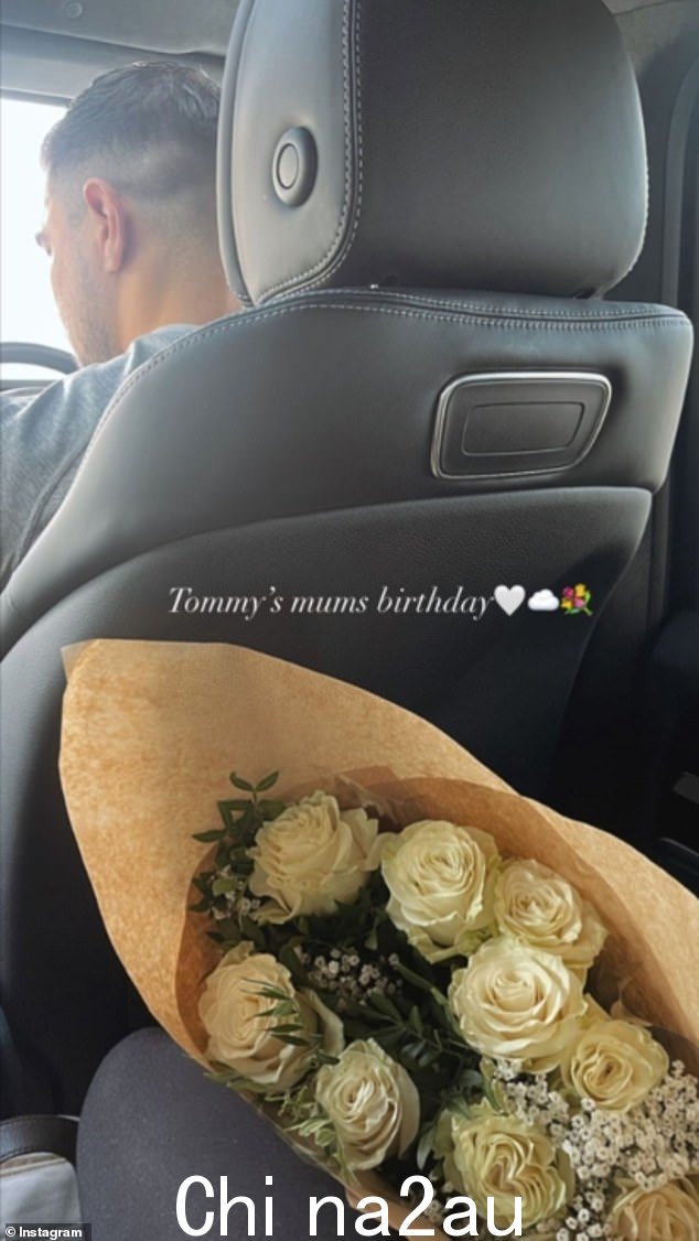 特别的一天:周六早些时候,这位有影响力的人还分享了一张快照,显示 Tommy 开车时汽车后座上有一束白玫瑰