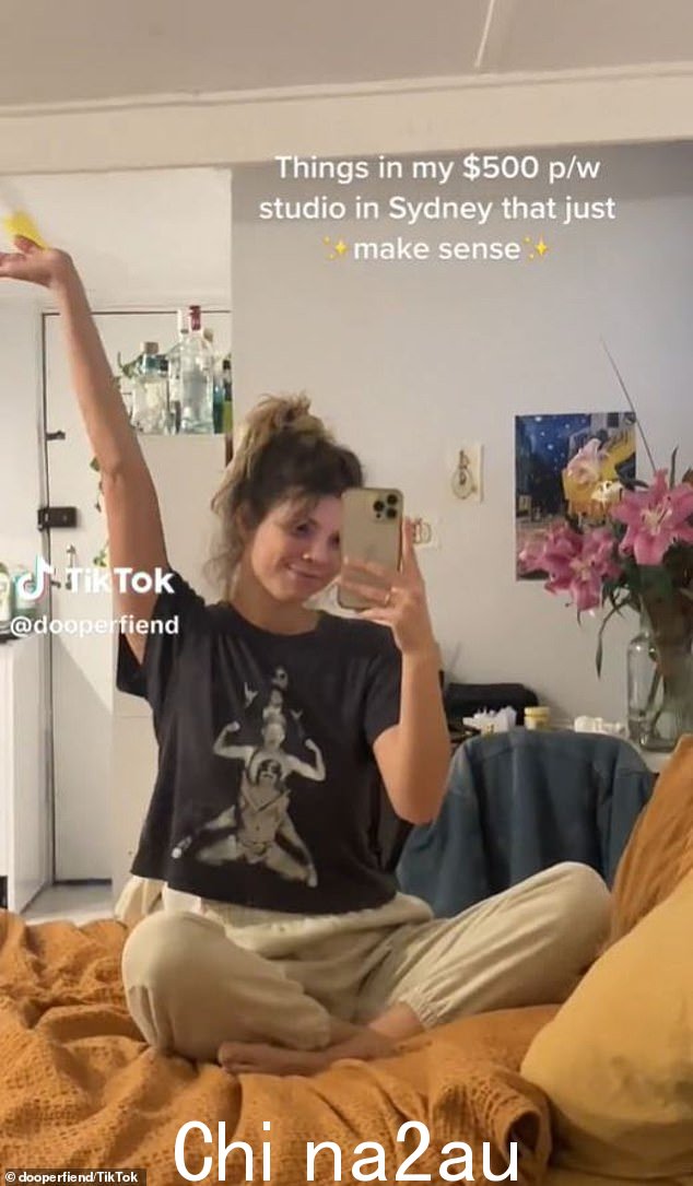 来自悉尼的 Emily，尽管每周有 500 美元的报酬，但她并没有回避炫耀她有点朴素的公寓