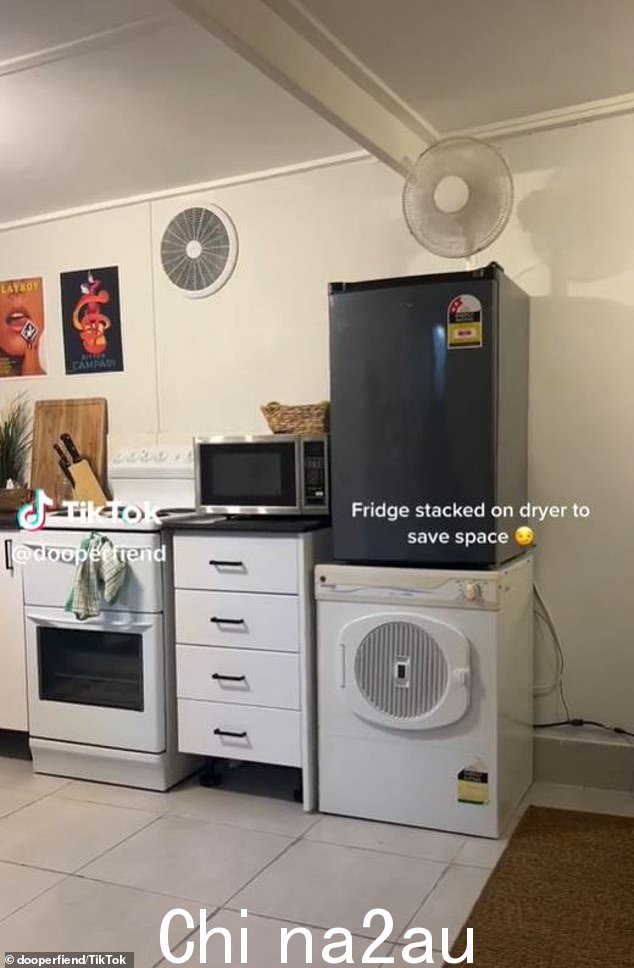 为了充分利用狭小的空间，Emily 将她的迷你冰箱叠放在烘干机的顶部，并将洗衣机放在厨房里