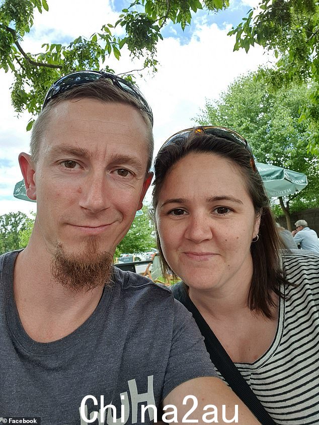Clint Allen,38 岁,他的妻子 Bek(合照)和其他三人在维多利亚州 Sale 的 The Criterion Hotel 外面,据称他们被 Shumski 接近