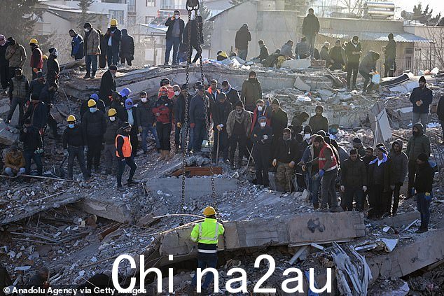 一些本来可以抵御地震震动的建筑物倒塌了。图为:2 月 10 日在 Adiyman 进行的一次搜索行动