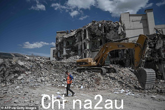 土耳其总统塔伊普埃尔多安已承诺在一年内重建家园,但希望安全优先于速度。图为:4 月 4 日,一台挖掘机在 Kahramanmaras 地震灾区清除倒塌建筑物的瓦砾