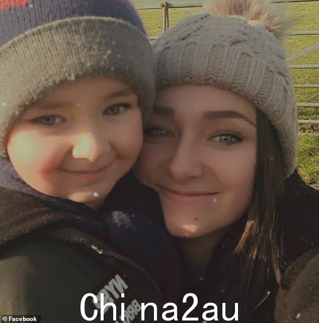 Paul 与他的母亲 Wiktoria Matusiak 合影,后者在恶性攻击后惊恐万分