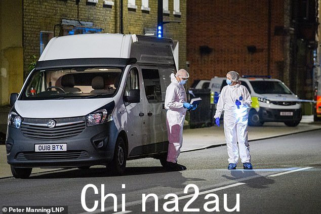 任何知情者请拨打 101 联系警方,或者您可以在线举报或拨打 0800 555 111 联系独立慈善机构 Crimestoppers