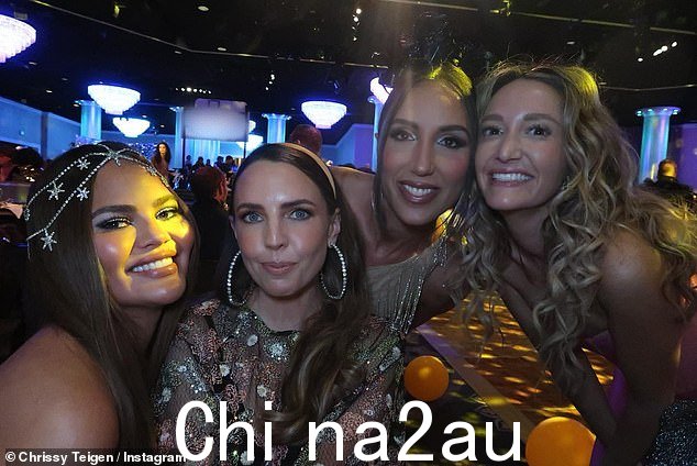 可爱:泰根和她的女士们依偎在一起会场内的一些照片