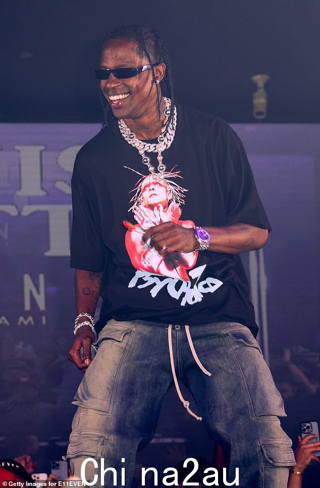 在舞台上:Travis Scott 在 E11EVEN 迈阿密表演,该活动于周六晚上在迈阿密赛马周期间举行