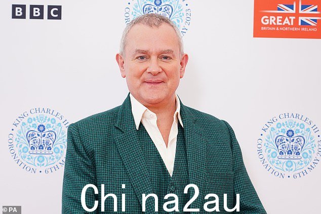 明星:Hugh 身穿绿色三件套西装搭配清爽的白衬衫,看起来很潇洒