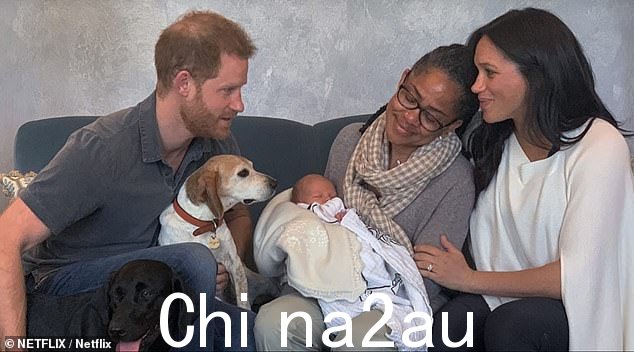 阿奇是 p与他的父母和祖母 Doria Ragland 合影,当时住在温莎的 Frogmore Cottage