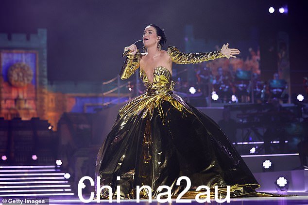时尚烟火:Katy Perry(如图)以她奢华的金色套装令人惊叹