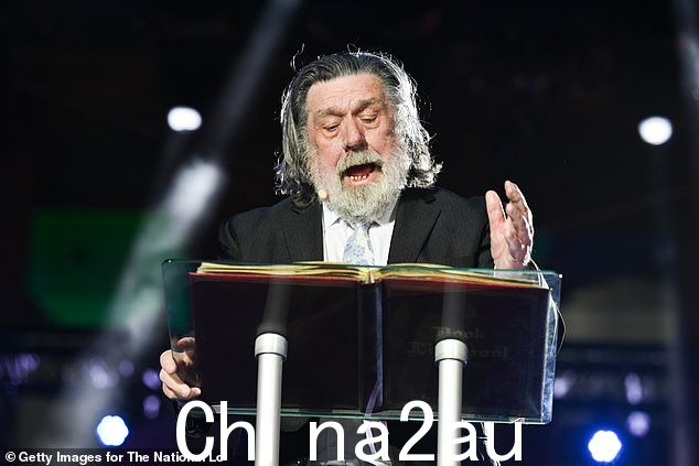 演员:当地小伙子和标志性演员 Ricky Tomlinson 在舞台上发言