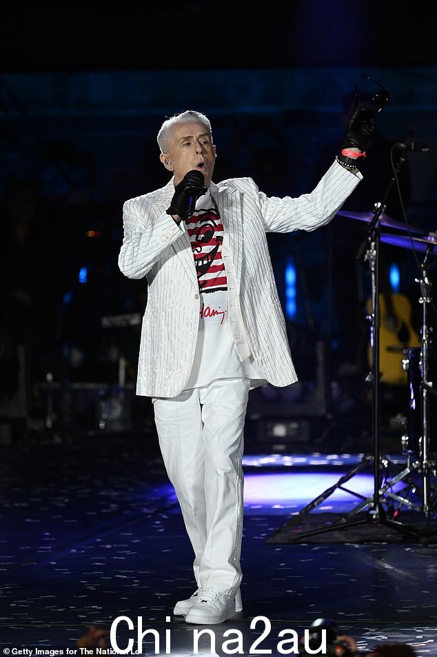 制作音乐:来自 Frankie goes to Hollywood 的 Holly Johnson 在国家彩票的大型欧洲歌唱大赛欢迎活动期间在舞台上表演