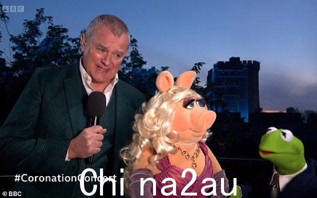 笑出声来:在歇斯底里的小品中,二人组在前往皇家包厢的路上撞上了 59 岁的主持人 Hugh Bonneville,高兴的观众宣称他们是皇室成员