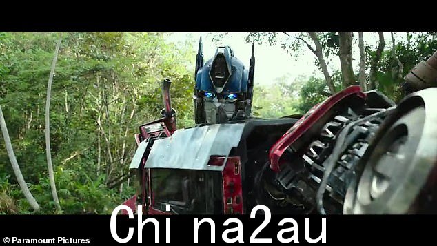 Prime:他们联手对抗强大的 Unicron,尽管这个独家剪辑展示了 Optimus Prime(Peter Cullen)和 Primal(Ron Perlman)的第一次会面