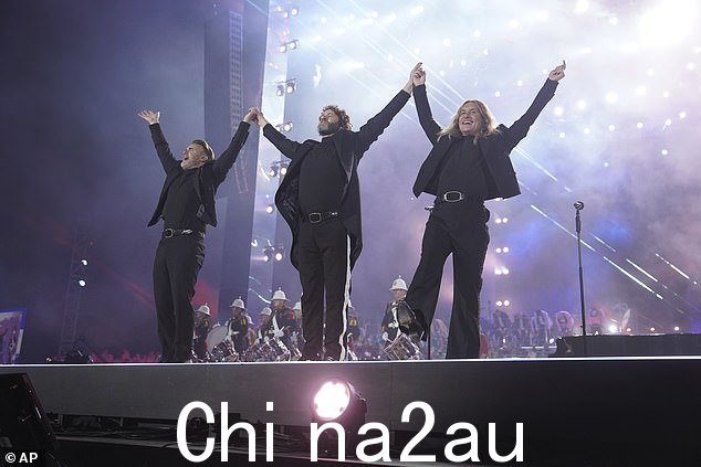 表演:当乐队于周日在温莎城堡登台时,木偶挥舞着英国国旗并高举双臂,出尽了风头