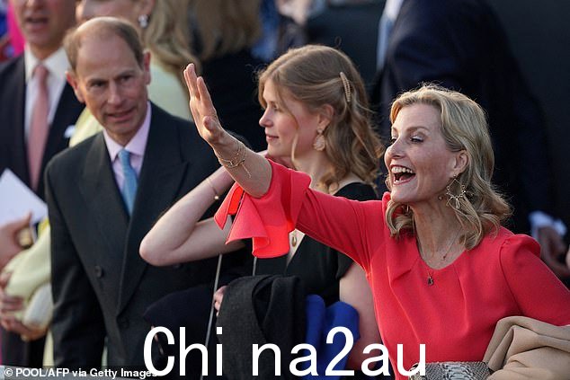 爱丁堡公爵夫人证明了她和我们其他人一样,因为她在周日晚上的加冕音乐会上放下了头发