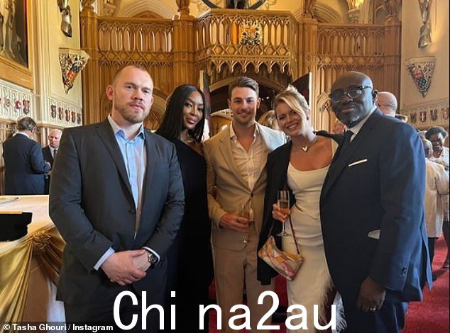 喜气洋洋:Tasha 在超级名模 Naomi Campbell 和好朋友旁边合影留念