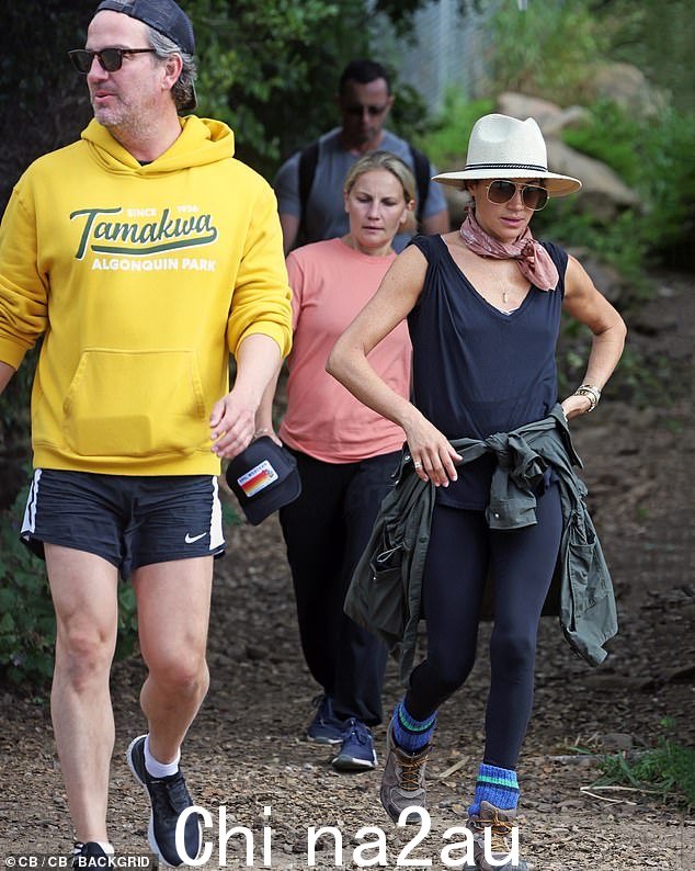Meghan 在 Archie 生日后的一天,和她的朋友们去远足时开始了她的一天