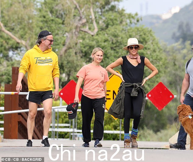 梅根认识马库斯和希瑟好几年了。他们和她一起参加了周日的徒步旅行