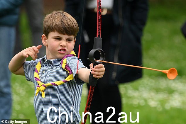 路易斯王子在斯劳的志愿活动中尝试射箭时一如既往地活跃