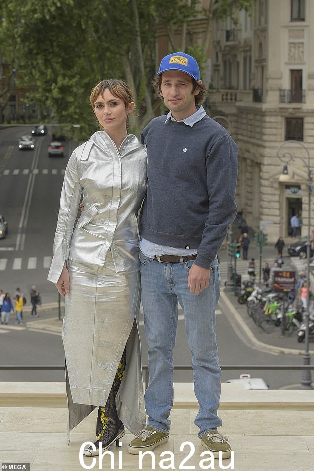 Nepo babies:Hopper,29 岁,是 Sean Penn 和 Robin Wright 的儿子,而 Zoe,28 岁,是 Rosanna Arquette 女儿的女儿