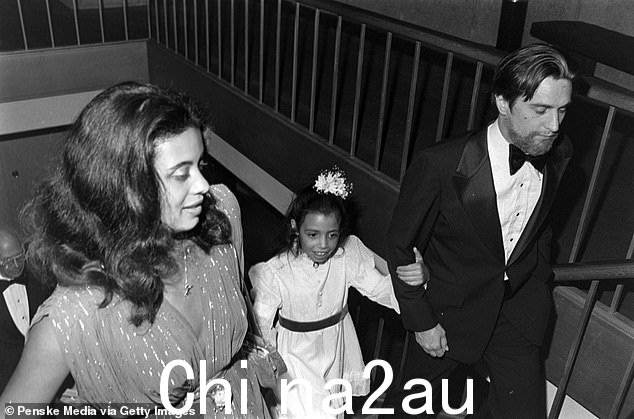 家庭:(L-R) Diahnne Abbott、Drena 和 Robert 于 1977 年在纽约