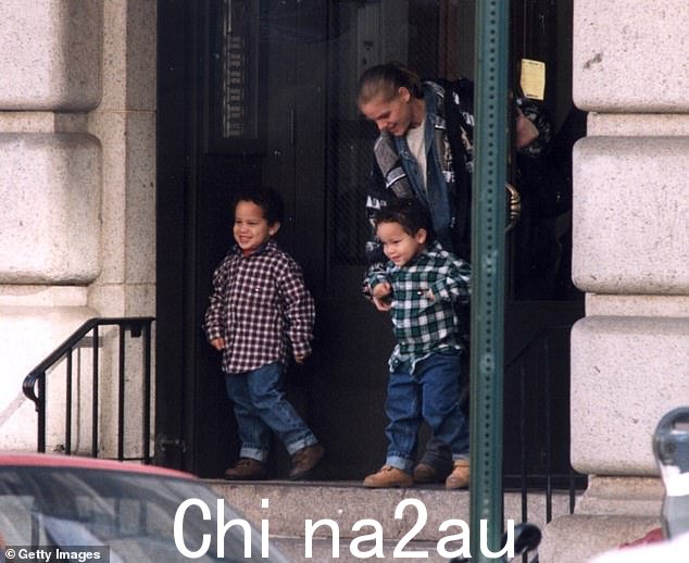 双胞胎:罗伯特和图基生的双胞胎男孩亚伦和朱利安; seen in New York in 1998