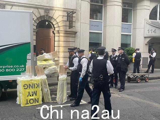 The Met Police 说他们的官员在星期六早上阻止了一群人从靠近特拉法加广场的车辆上卸下物品