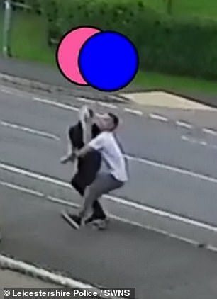 陪审团看到了 Bowskill 在争论中离开后追逐 Angel 的闭路电视录像
